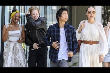 Angelina Jolie cùng Pax Thiên ra phố