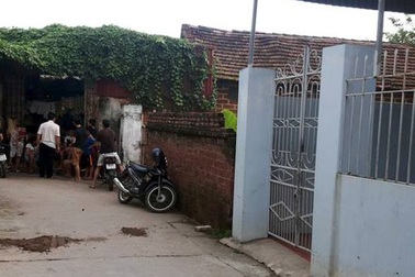 Hà Nội: Cuồng ghen, chồng cầm dao truy sát vợ
