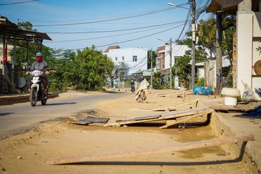 Đường gần 2km làm 2 năm chưa xong, dân bắc cầu đưa xe vào nhà
