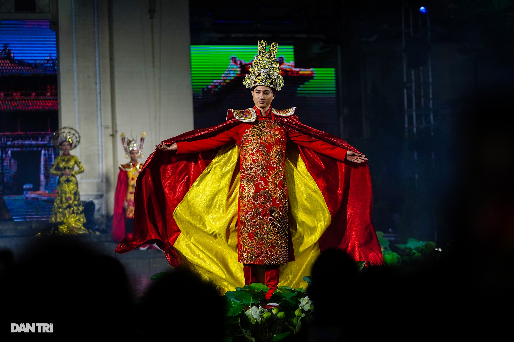 Khác lạ hình ảnh phố đi bộ, chợ Bến Thành, Thủ Thiêm… trên tà áo dài - 18