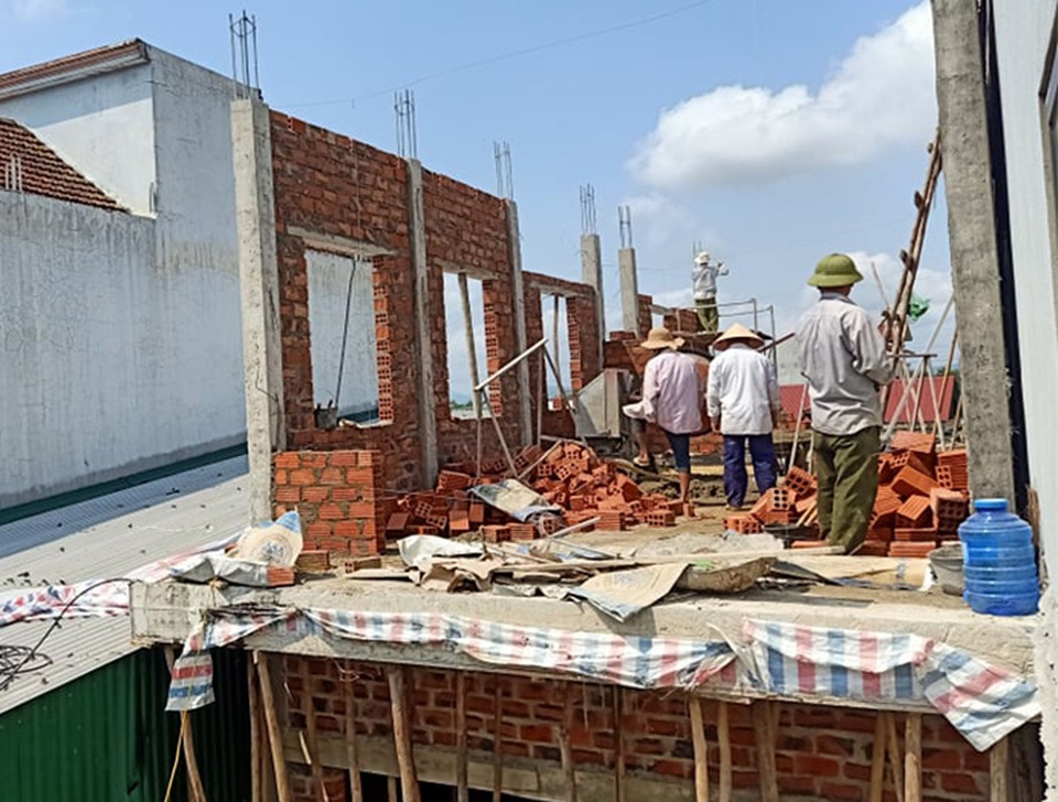 Giọt mồ hôi của người thợ nề giữa nắng hè miền Trung - 2 Giọt mồ hôi của người thợ nề giữa nắng hè miền Trung - 2