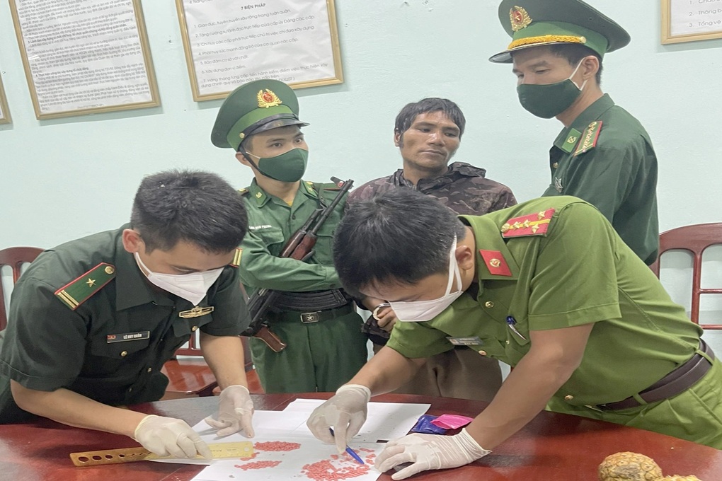 Người đàn ông giấu ma túy trong quả dứa để vượt biên - 1 Người đàn ông giấu ma túy trong quả dứa để vượt biên - 1