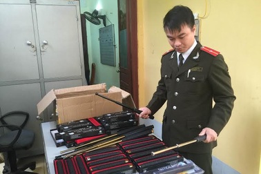 Thu giữ 60 chiếc dùi cui sắt do Trung Quốc sản xuất