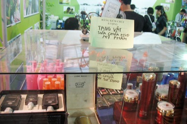 Mỹ phẩm: Mối nguy hại từ hàng hiệu rẻ… như rau