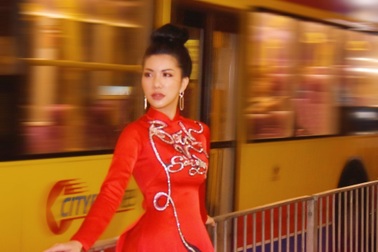 Hoa hậu Loan Vương mặc áo dài dạo phố đêm Hồng Kông