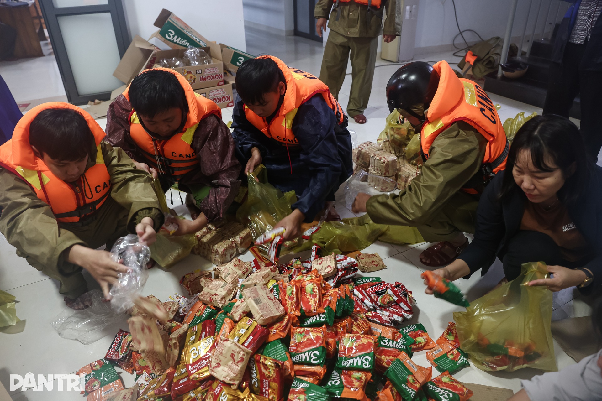 Mẹ già òa khóc khi nhận lương thực giữa biển nước cô lập suốt hai ngày - 3