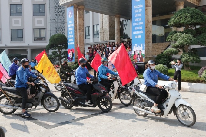 Sau lễ phát động, đông đảo đoàn viên thanh niên quận Tây Hồ đã tham gia diễu hành, cổ động trên các trục đường chính hưởng ứng Tháng hành động quốc gia về dân số.