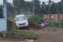 Đổ đất, cắm biển cấm đi vào đường đang thi công... người dân vẫn phớt lờ