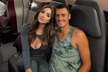 Bị bạn gái dọa tung clip nhạy cảm, tay vợt liền "bẻ đôi" máy tính