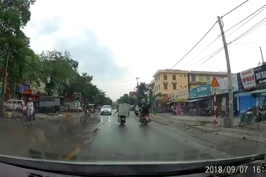 Thanh niên đầu trần, đi xe máy kẹp ba lạng lách gây tai nạn cho người khác