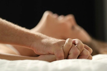 Ép vợ "quan hệ'' 7 lần mỗi ngày đến mức sảy thai chỉ vì mê tín