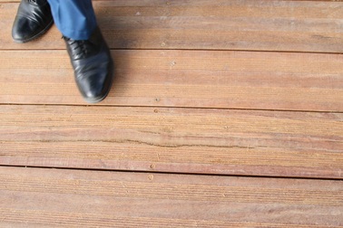 Xuất hiện các vết nứt, rạn ở đường gỗ lim ven sông Hương