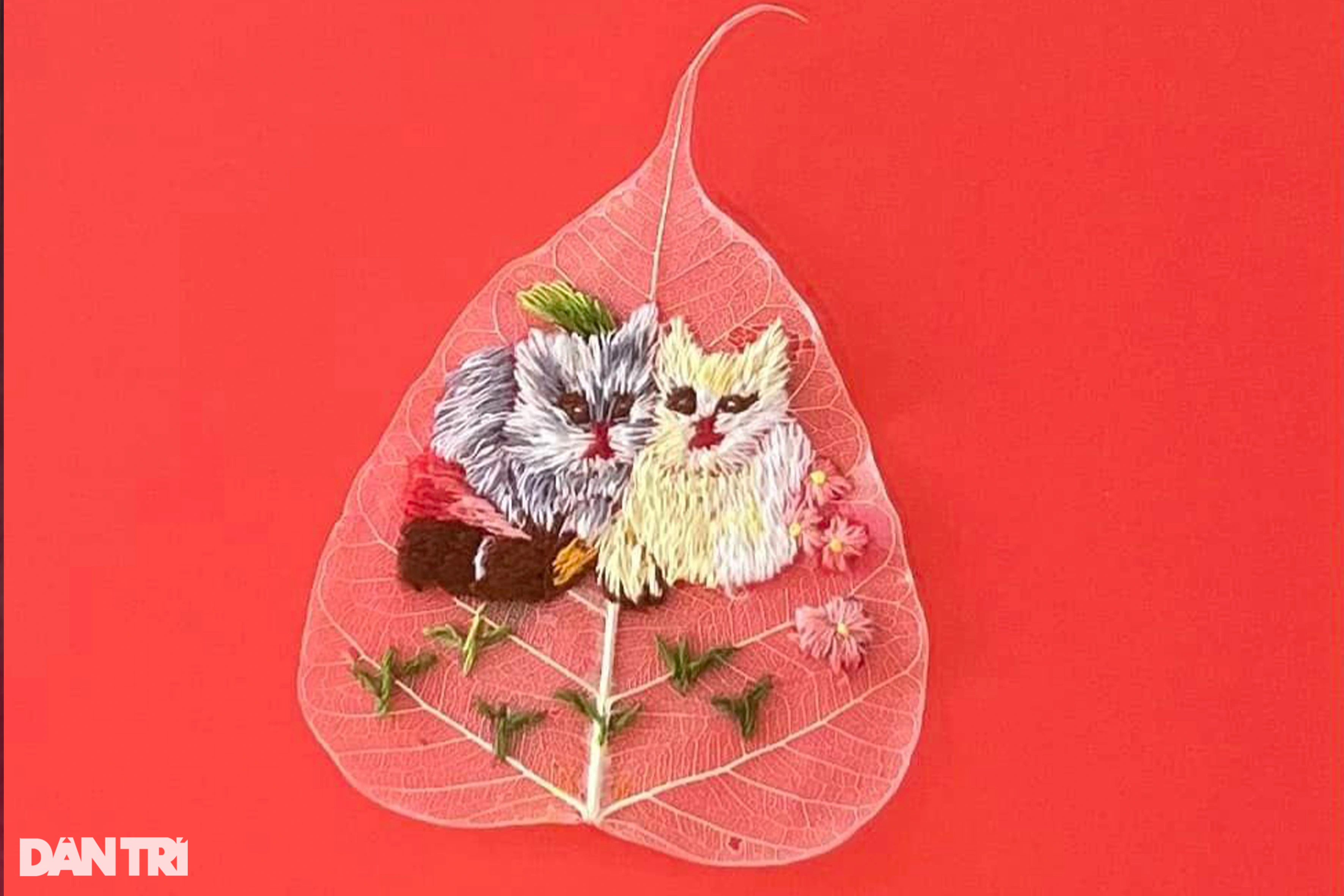 Người phụ nữ thêu linh vật mèo lên lá bồ đề, bán gần nửa triệu đồng/lá - 2 Người phụ nữ thêu linh vật mèo lên lá bồ đề, bán gần nửa triệu đồng/lá - 2