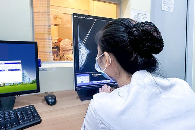 Mẹ đơn thân suy sụp phát hiện ung thư giống 2 chị ruột, bác sĩ hé lộ lý do - 1