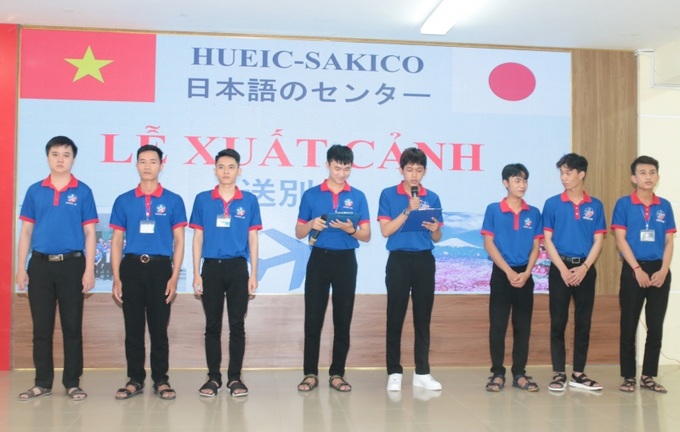 Các học viên của Trung tâm Du học và việc làm ngoài nước HUEIC-SAKICO trong buổi lễ xuất cảnh, chuẩn bị sang Nhật Bản làm việc theo hợp đồng lao động