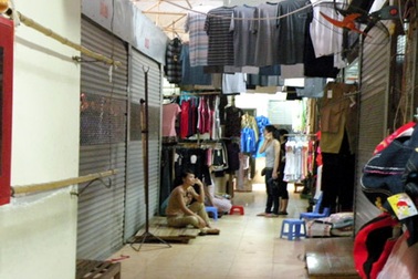 Èo uột khách, tiểu thương đóng quầy, bỏ chợ