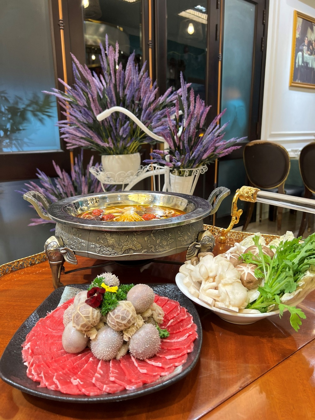 Xôn xao suất lẩu bò giá gần 3,4 triệu đồng tại nhà hàng ở TPHCM - 2 Xôn xao suất lẩu bò giá gần 3,4 triệu đồng tại nhà hàng ở TPHCM - 2