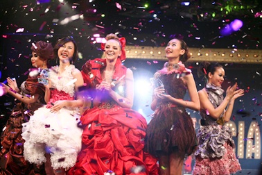 Thiên thần Victoria‘s Secret khoe dáng trên sàn catwalk Việt