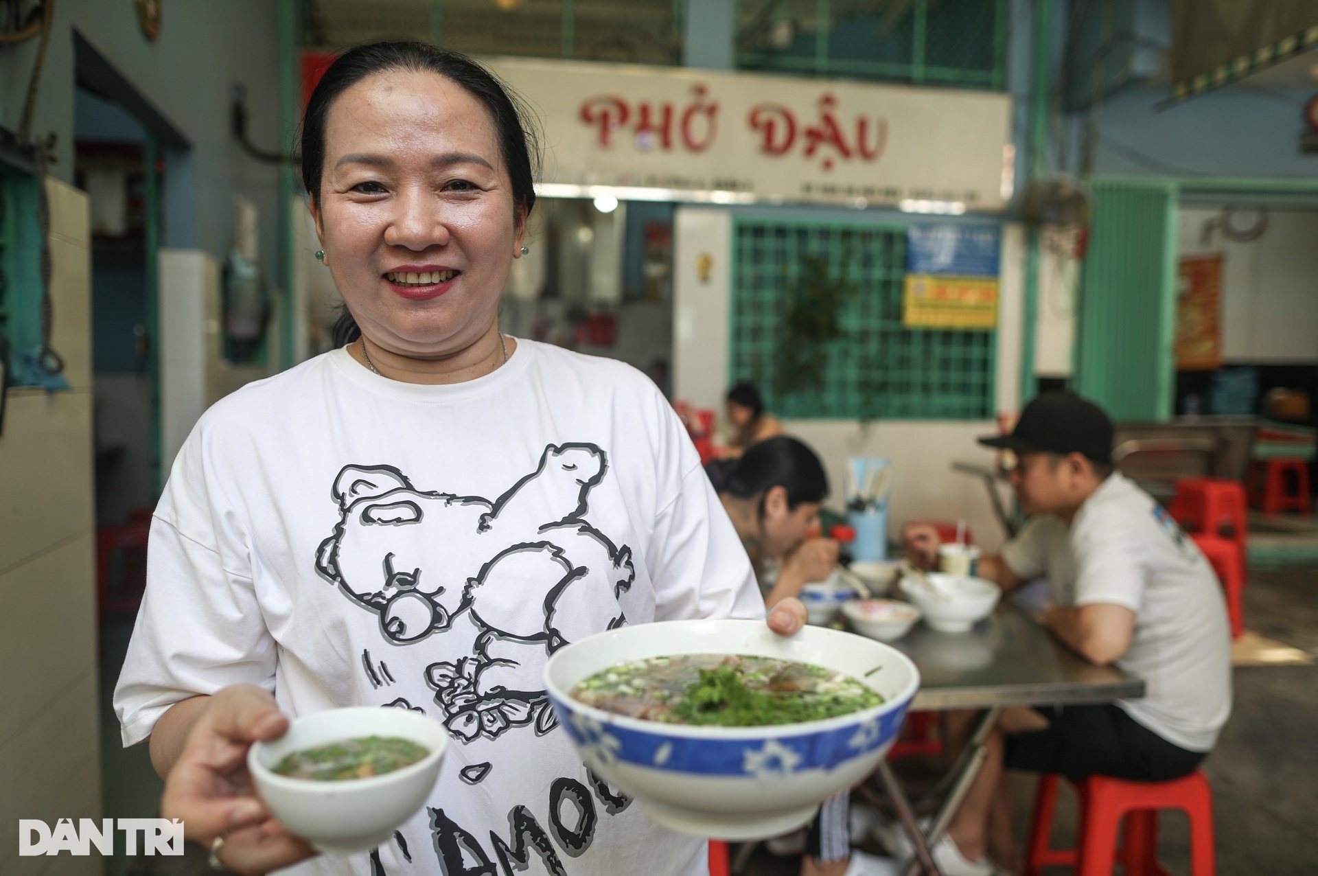 Quán phở Nam Định 3 đời ở TPHCM: Quyết giữ nguyên vị, 60 năm không rau giá - 2 Quán phở Nam Định 3 đời ở TPHCM: Quyết giữ nguyên vị, 60 năm không rau giá - 2