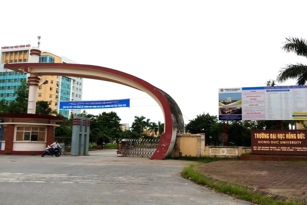 Rơi từ tầng cao trường đại học xuống đất, nữ sinh viên tử vong - 1