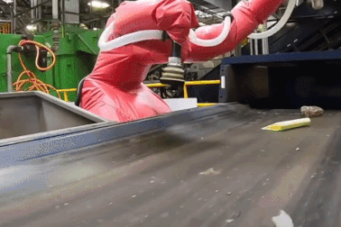 Xem robot có trí tuệ nhân tạo phân loại rác “nhanh thoăn thoắt”
