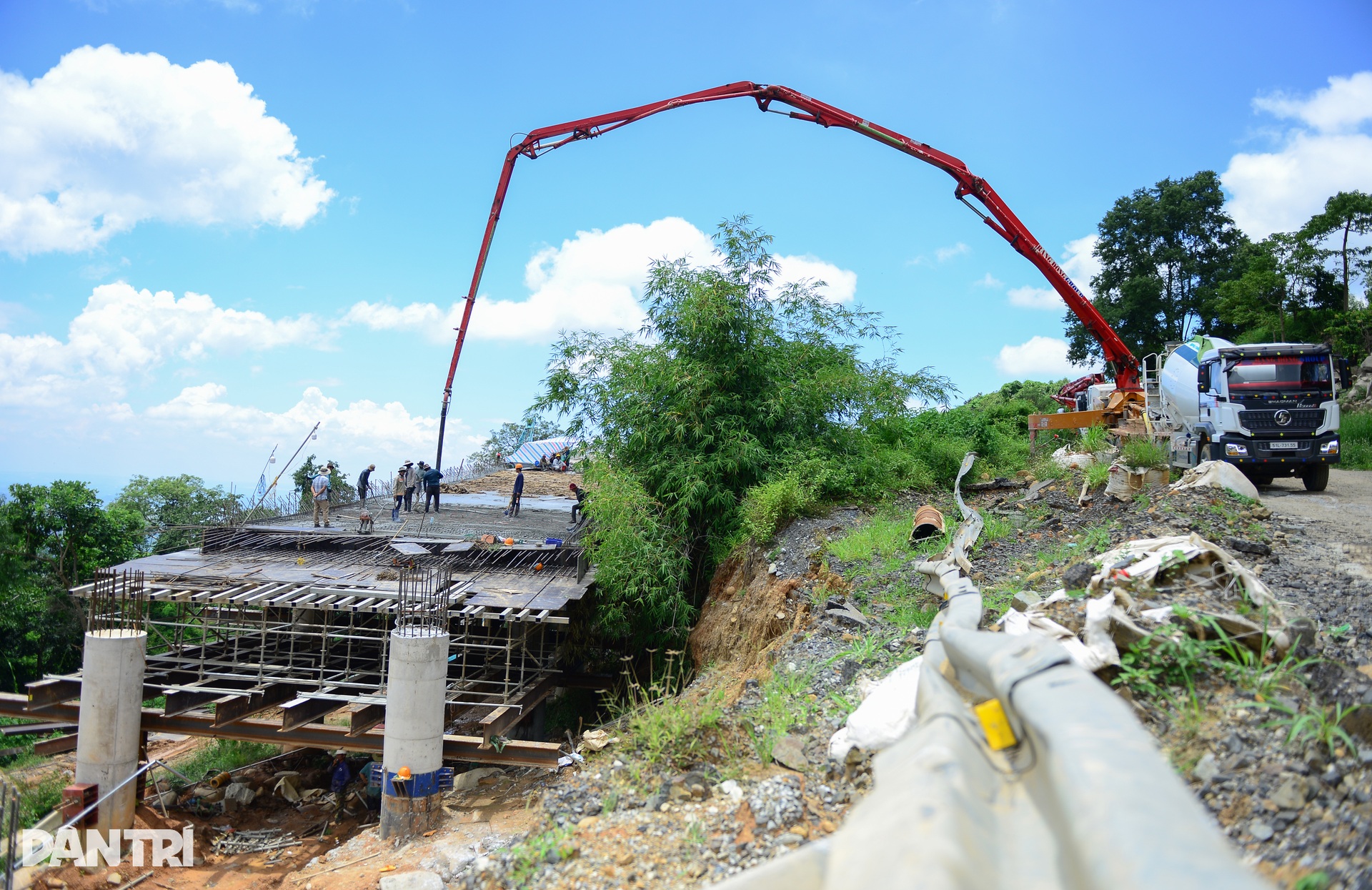 Ngổn ngang công trường thi công đường nối cao nguyên với vùng biển Lâm Đồng - 1 Ngổn ngang công trường thi công đường nối cao nguyên với vùng biển Lâm Đồng - 1