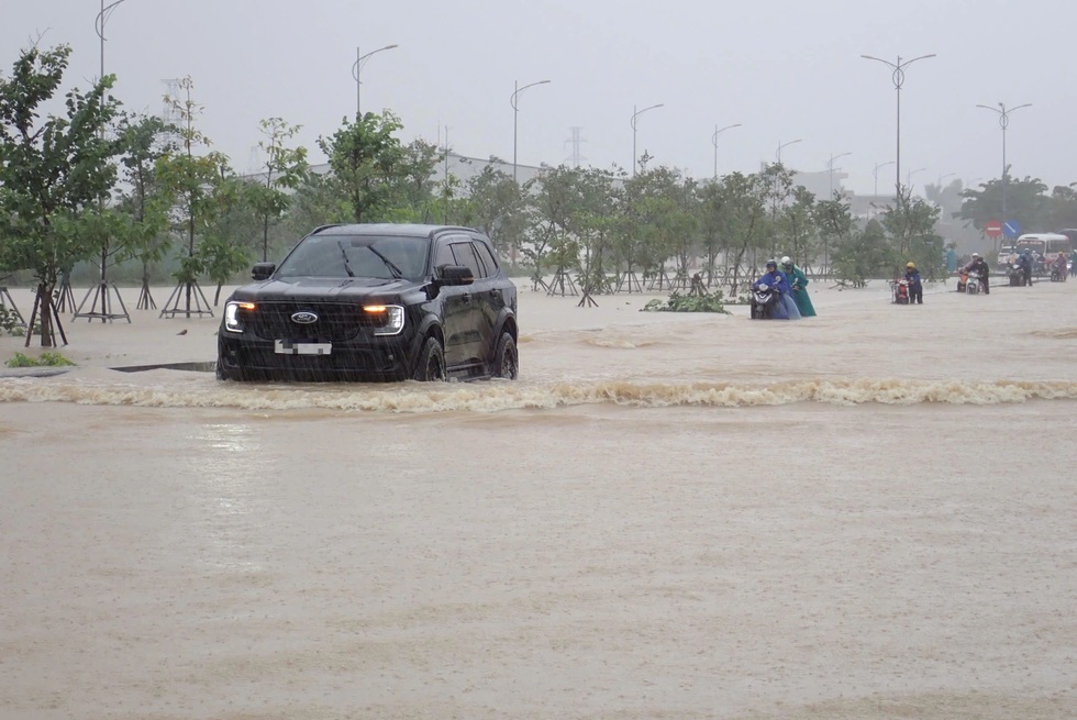 Người dân ngỡ ngàng trước trận mưa lụt lạ đời chưa từng thấy - 9