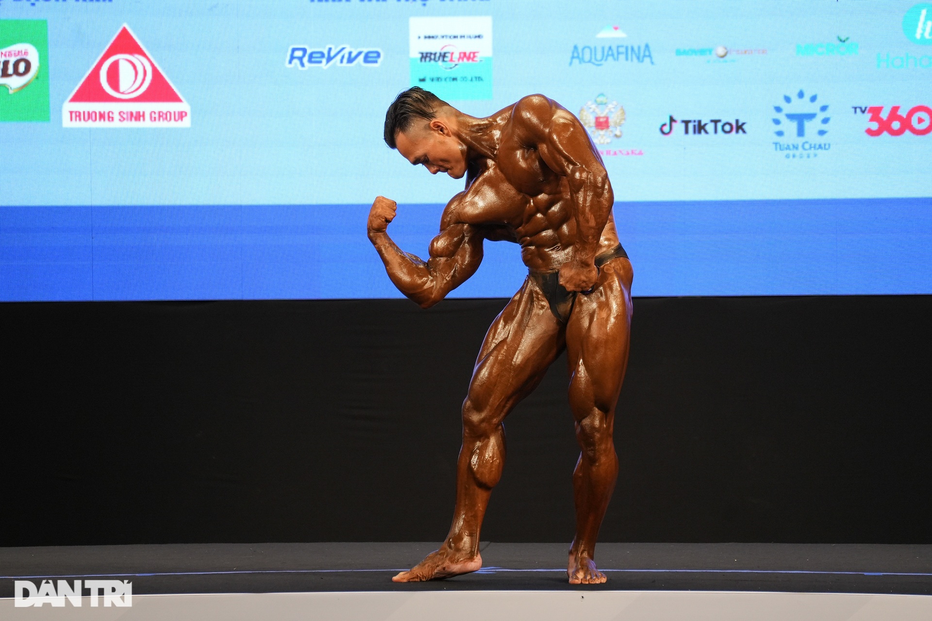 Chiêm ngưỡng cơ bắp cuồn cuộn của các lực sĩ vừa giành HCV môn Thể hình - 11 Chiêm ngưỡng cơ bắp cuồn cuộn của các lực sĩ vừa giành HCV môn Thể hình - 11