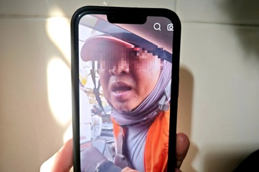 Người đàn ông chạy xe máy ngược chiều thách thức tài xế ô tô ở TPHCM