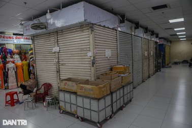 Tiểu thương TPHCM buôn bán gồng lỗ, một số nơi đóng tiệm né kiểm tra