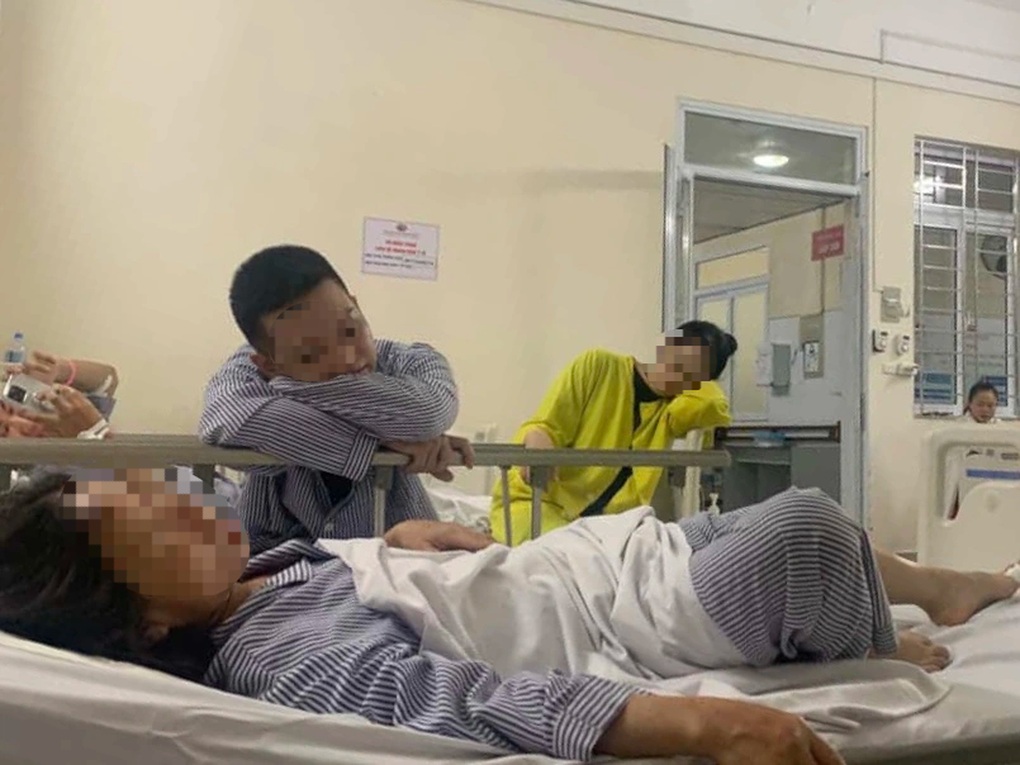 Cả nhà gặp nạn lật thuyền ở Hạ Long: Cha và con gái bận việc nên thoát nạn - 1 Cả nhà gặp nạn lật thuyền ở Hạ Long: Cha và con gái bận việc nên thoát nạn - 1