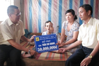 Tổng Công ty Cienco 4 hỗ trợ 50 triệu đồng đến cậu bé bị ung thư xương