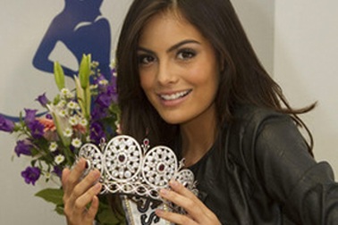 Tân HHHV bận bịu trả lời phỏng vấn 