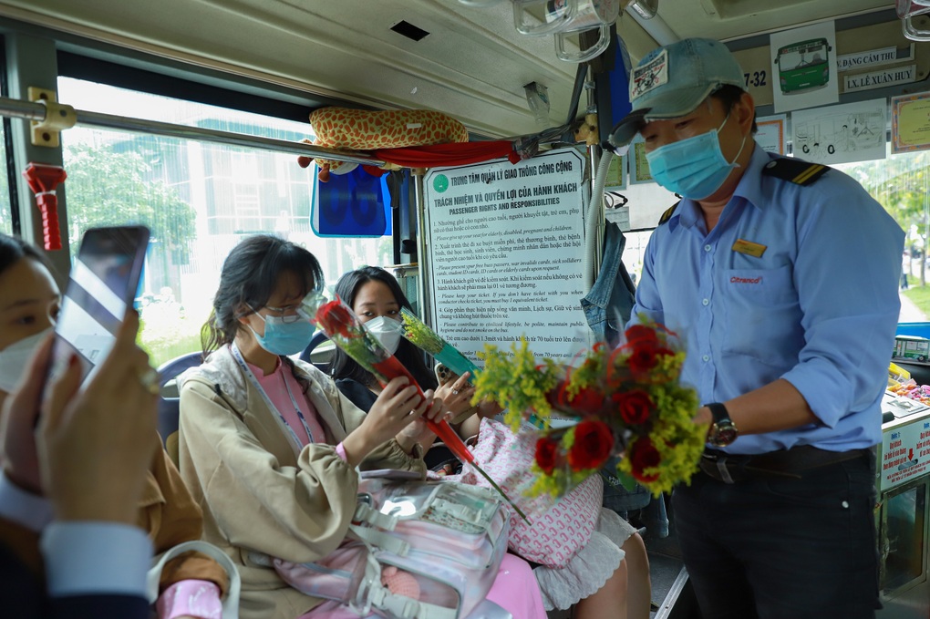 Phụ nữ TPHCM bất ngờ được tặng hoa, quà khi đi xe buýt - 1 Phụ nữ TPHCM bất ngờ được tặng hoa, quà khi đi xe buýt - 1