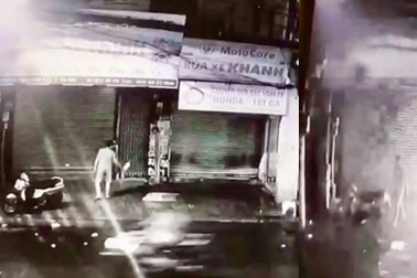 Camera ghi hình người đàn ông đốt nhà ở Sài Gòn
