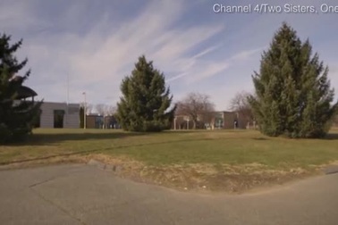 Cuộc sống đầy nghị lực của hai chị em song sinh dính liền