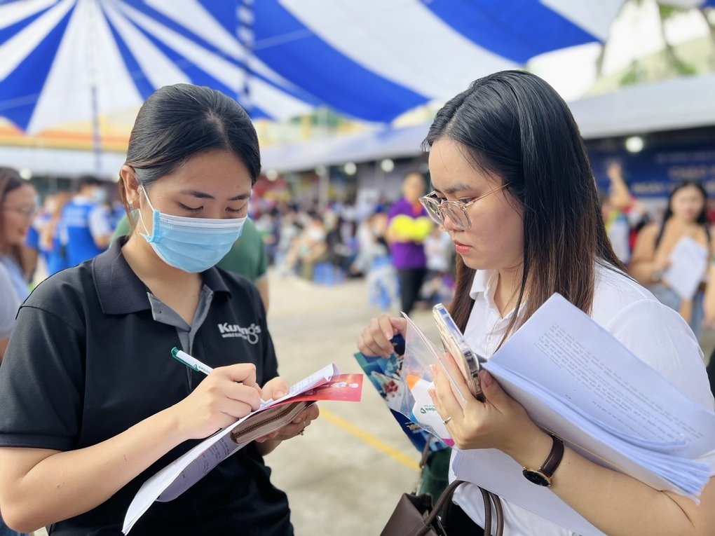 Cử nhân bằng giỏi hạ mình xin làm bưng bê, bị từ chối phũ phàng - 3 Cử nhân bằng giỏi hạ mình xin làm bưng bê, bị từ chối phũ phàng - 3