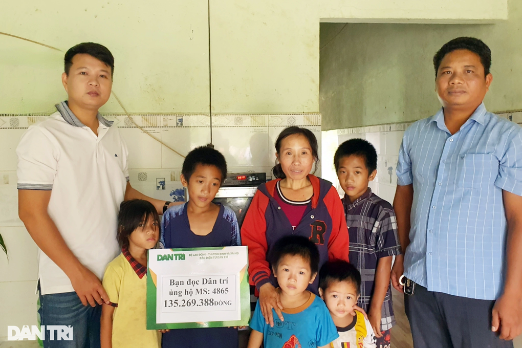 Hơn 135 triệu đồng đến với người phụ nữ gồng gánh nuôi 8 miệng ăn - 1 Hơn 135 triệu đồng đến với người phụ nữ gồng gánh nuôi 8 miệng ăn - 1