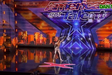 Nghệ sĩ xiếc nhào lộn khiến nữ giám khảo... xấu hổ quay mặt đi