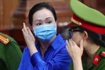 Bà Trương Mỹ Lan khóc, xin giảm nhẹ hình phạt cho đồng phạm