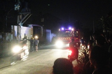 Trạm biến thế cháy nổ dữ dội, cả khu dân cư chìm trong bóng tối