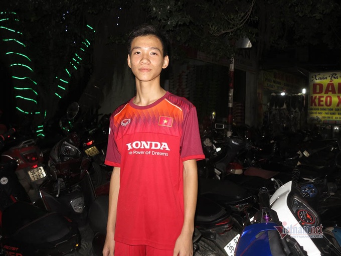 Bố mẹ Tiến Linh phải bưng bê, giữ xe giữa lúc con trai lăn lộn trên sân - Ảnh 9. Bố mẹ Tiến Linh phải bưng bê, giữ xe giữa lúc con trai lăn lộn trên sân - Ảnh 9.