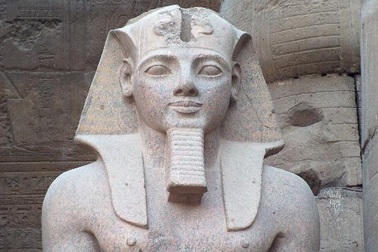 Tượng Pharaoh 3200 năm tuổi nặng 83 tấn được di dời tới "nhà mới"