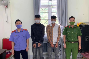 Đánh người khác vỡ đầu vì "nhìn ngứa mắt", 2 nam thanh niên bị khởi tố