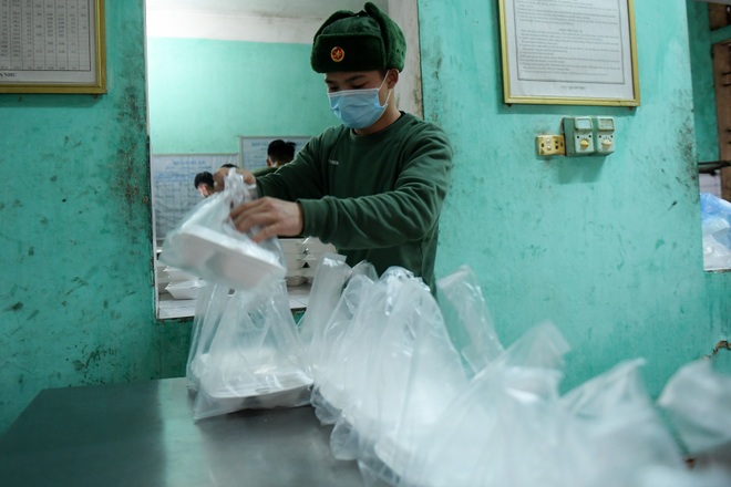 Chiến sĩ vội vã chuẩn bị hàng trăm suất cơm trong khu cách ly tại Lạng Sơn - 21 Chiến sĩ vội vã chuẩn bị hàng trăm suất cơm trong khu cách ly tại Lạng Sơn - 21