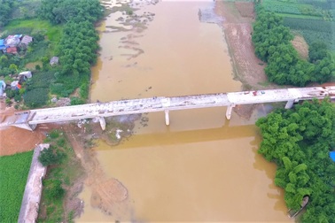 Cầu 80 tỷ đồng 6 năm chưa xong, dân "liều mình" đi cầu phao cũ nát