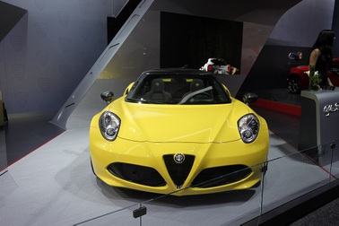 "Hoàng tử nhỏ" Alfa Romeo 4C ra mắt bản Spider 2016