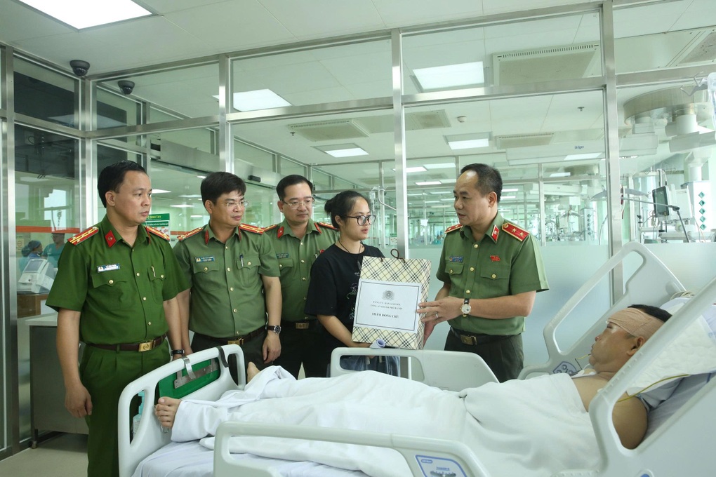 Giám đốc Công an Hà Nội tặng bằng khen cho Đại úy CSCĐ bị quái xế tông - 1 Giám đốc Công an Hà Nội tặng bằng khen cho Đại úy CSCĐ bị quái xế tông - 1