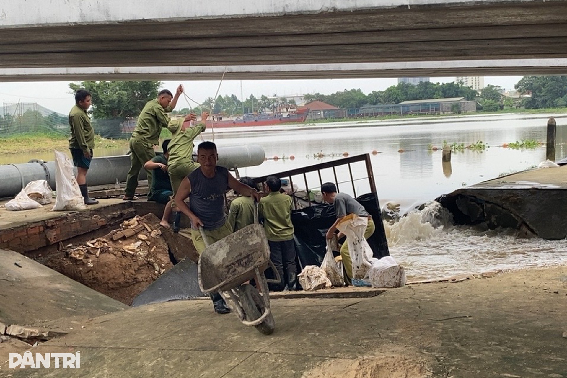Ngày đêm khắc phục sự cố sụp cống ngăn triều uy hiếp khu dân cư ở TPHCM - 6 Ngày đêm khắc phục sự cố sụp cống ngăn triều uy hiếp khu dân cư ở TPHCM - 6