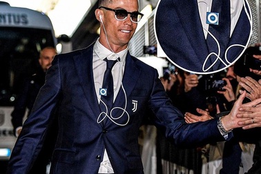C.Ronaldo gây sốc với máy nghe nhạc iPod Shuffles tuổi đời 10 năm